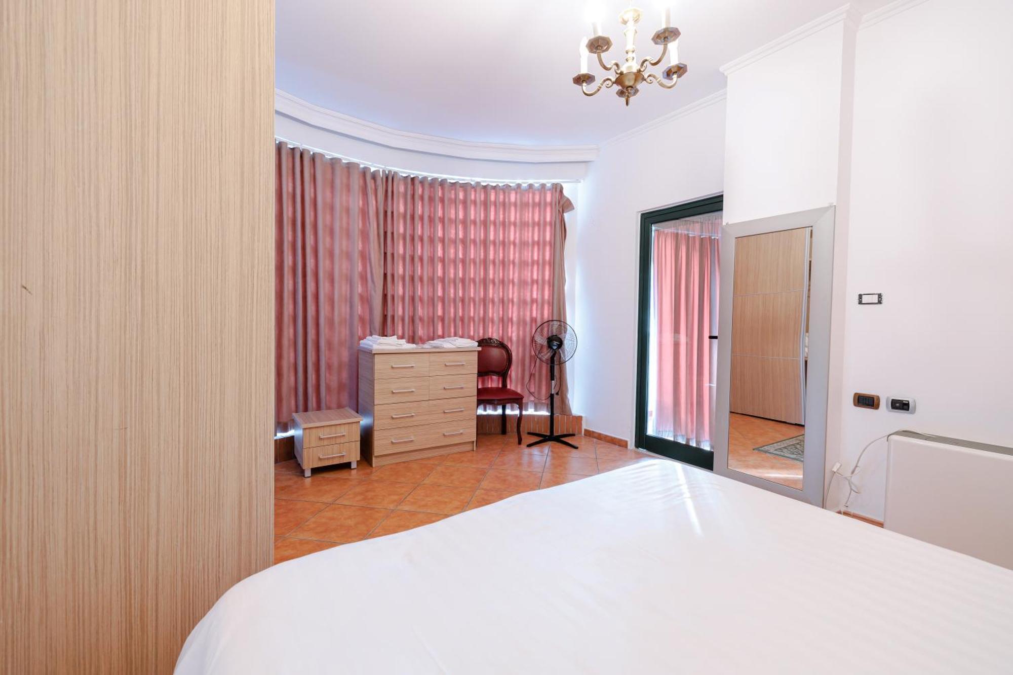 Boutique Hotel Whisky Tiranë Rom bilde